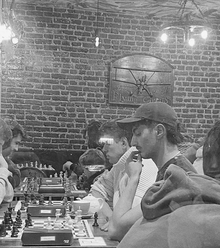 Adem Nasri jouant aux échecs, Club du Canal Saint-Martin