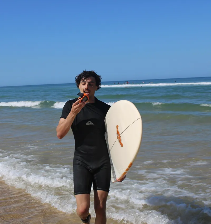 Adem Nasri en session de surf